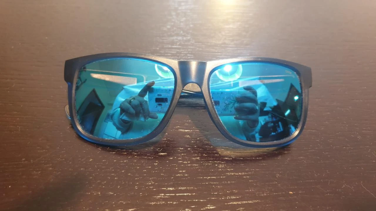 Óculos de Sol Pretos e com lentes espelhadas Azuis